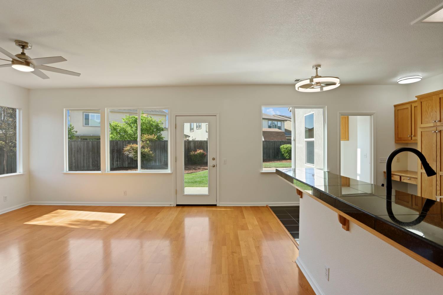 250 Fragrance St, Manteca, CA 95337