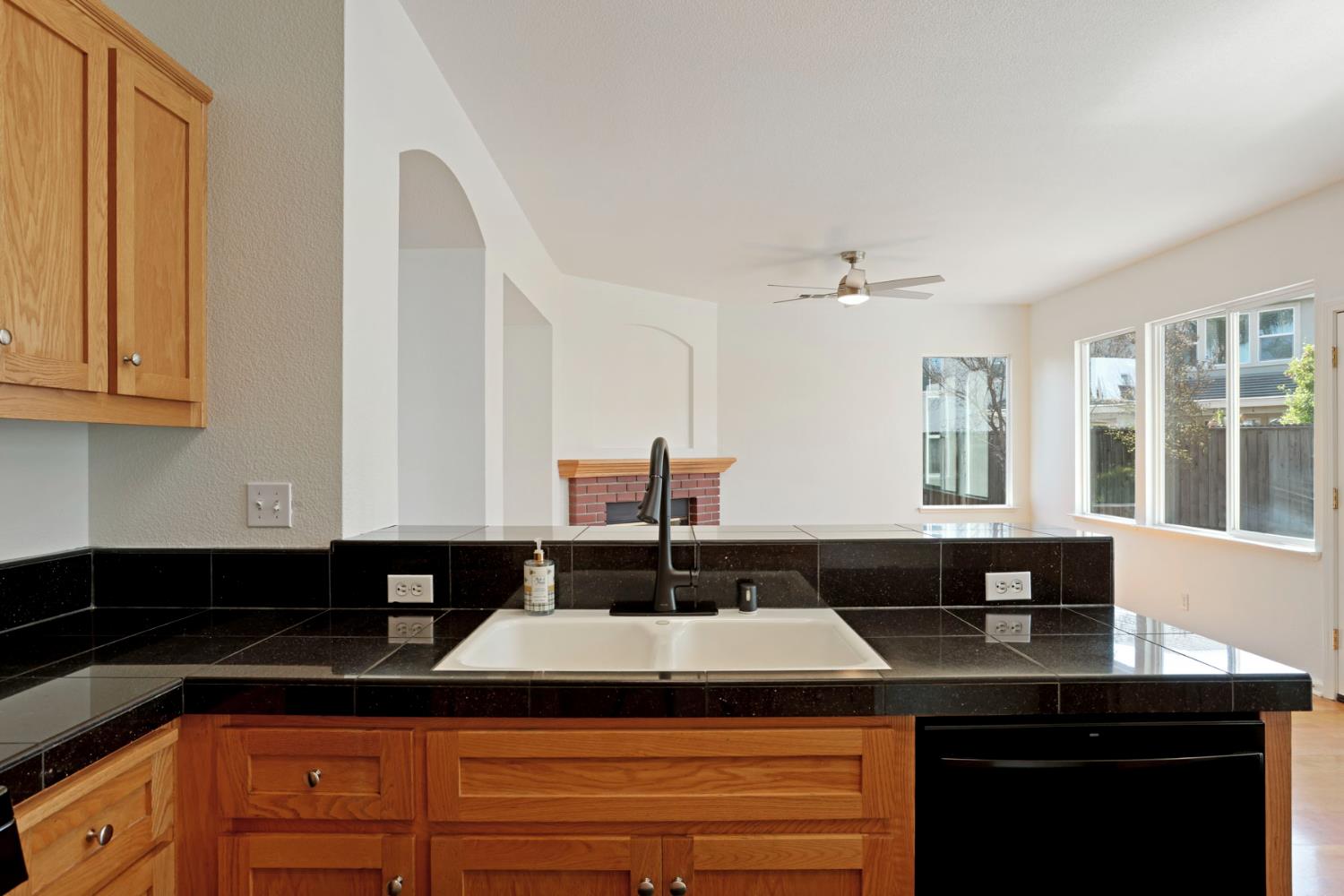 250 Fragrance St, Manteca, CA 95337