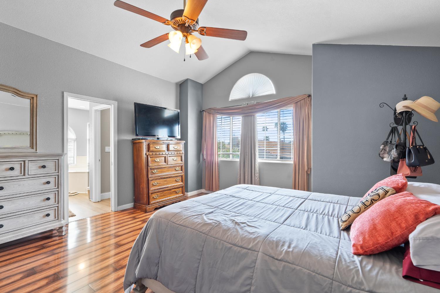 446 Port St, Los Banos, CA 93635