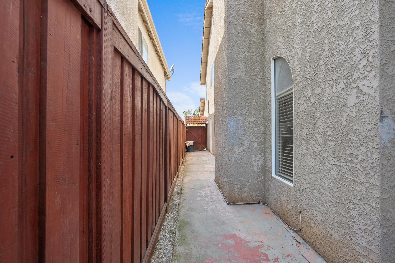 446 Port St, Los Banos, CA 93635