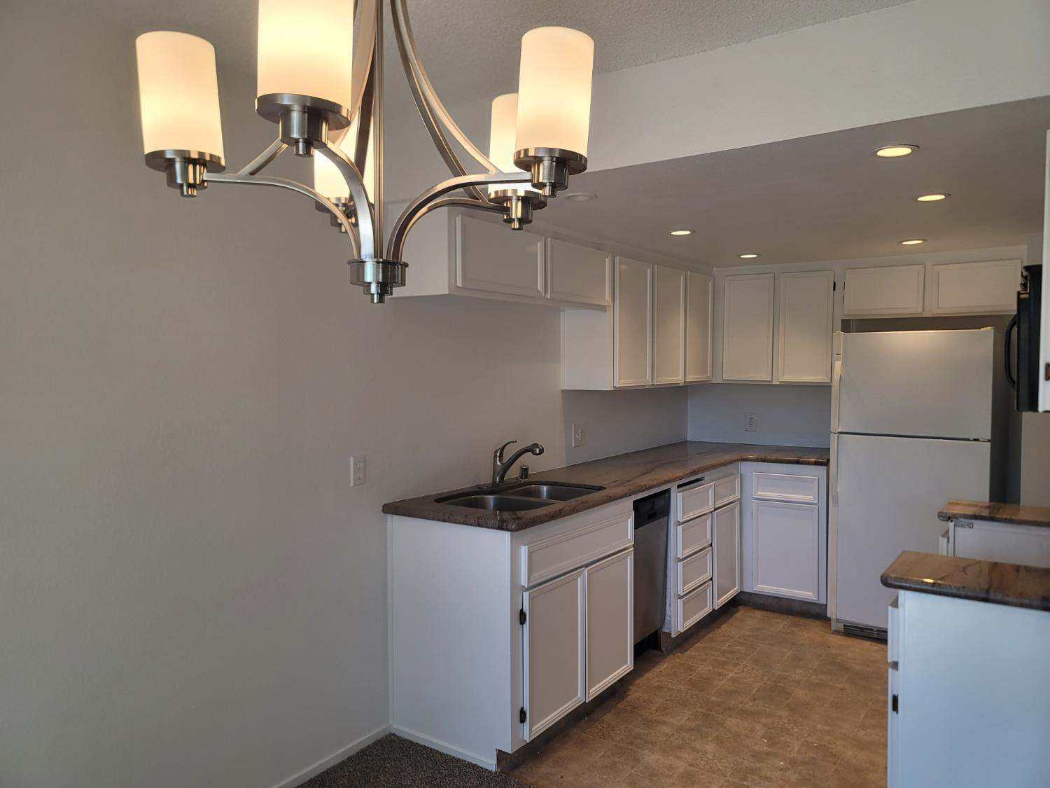 3701 Colonial Dr #89, Modesto, CA 95356