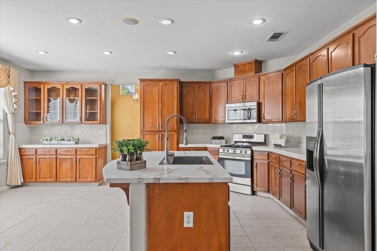 2050 Geneva Way, Manteca, CA 95337