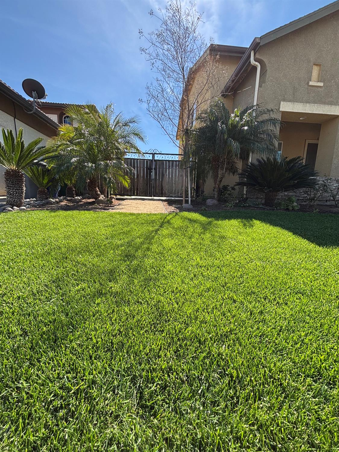 2385 S Creekside Dr, Los Banos, CA 93635