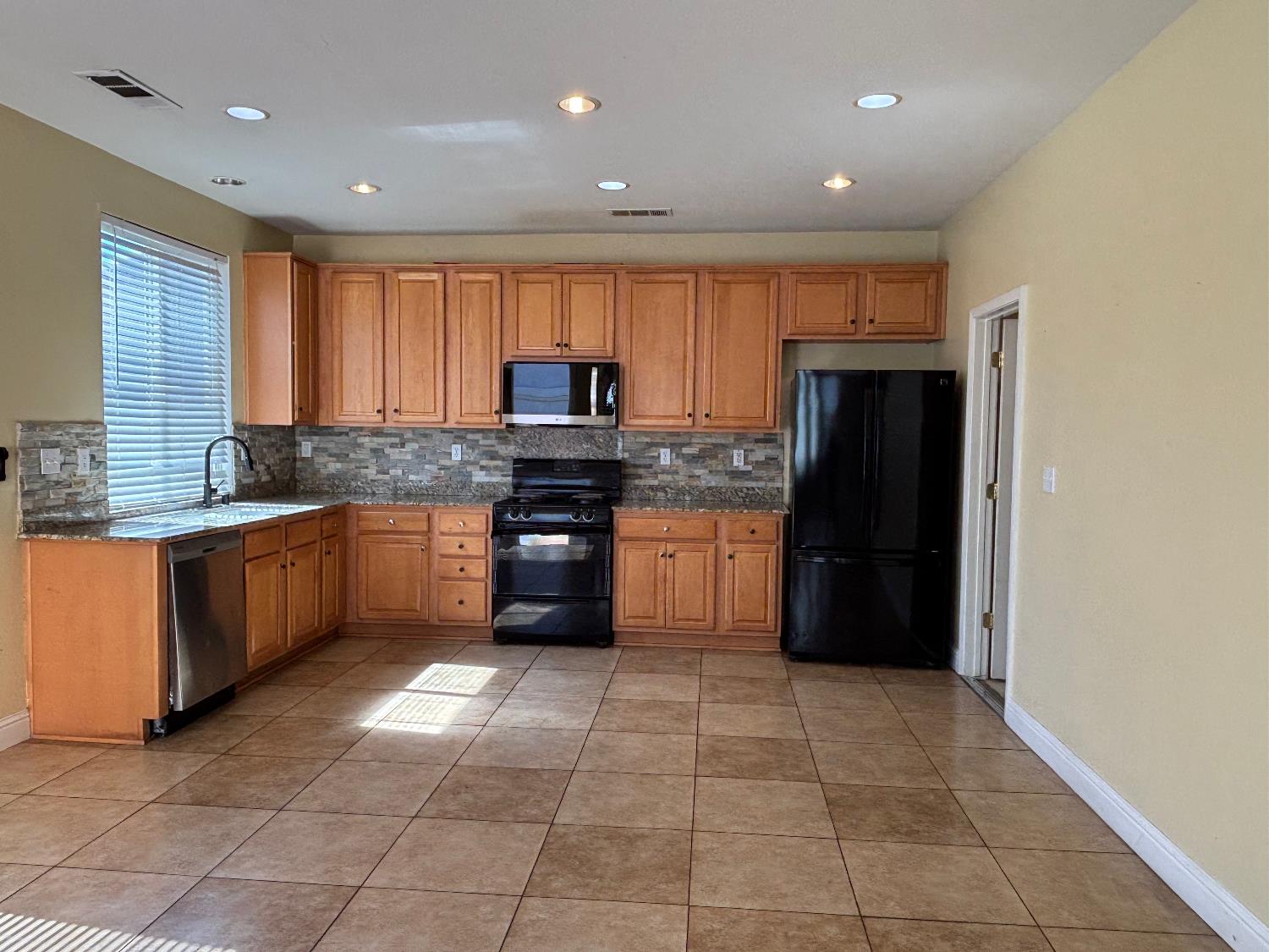 2385 S Creekside Dr, Los Banos, CA 93635