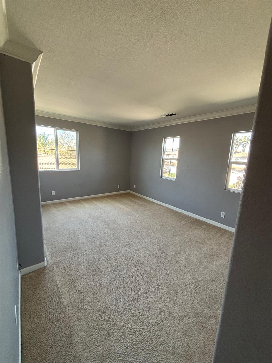 2385 S Creekside Dr, Los Banos, CA 93635