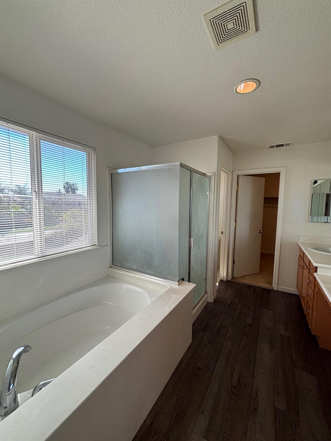 2385 S Creekside Dr, Los Banos, CA 93635