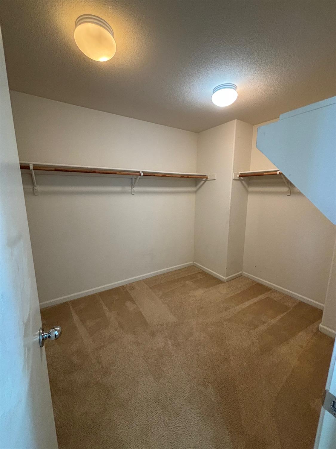 2385 S Creekside Dr, Los Banos, CA 93635