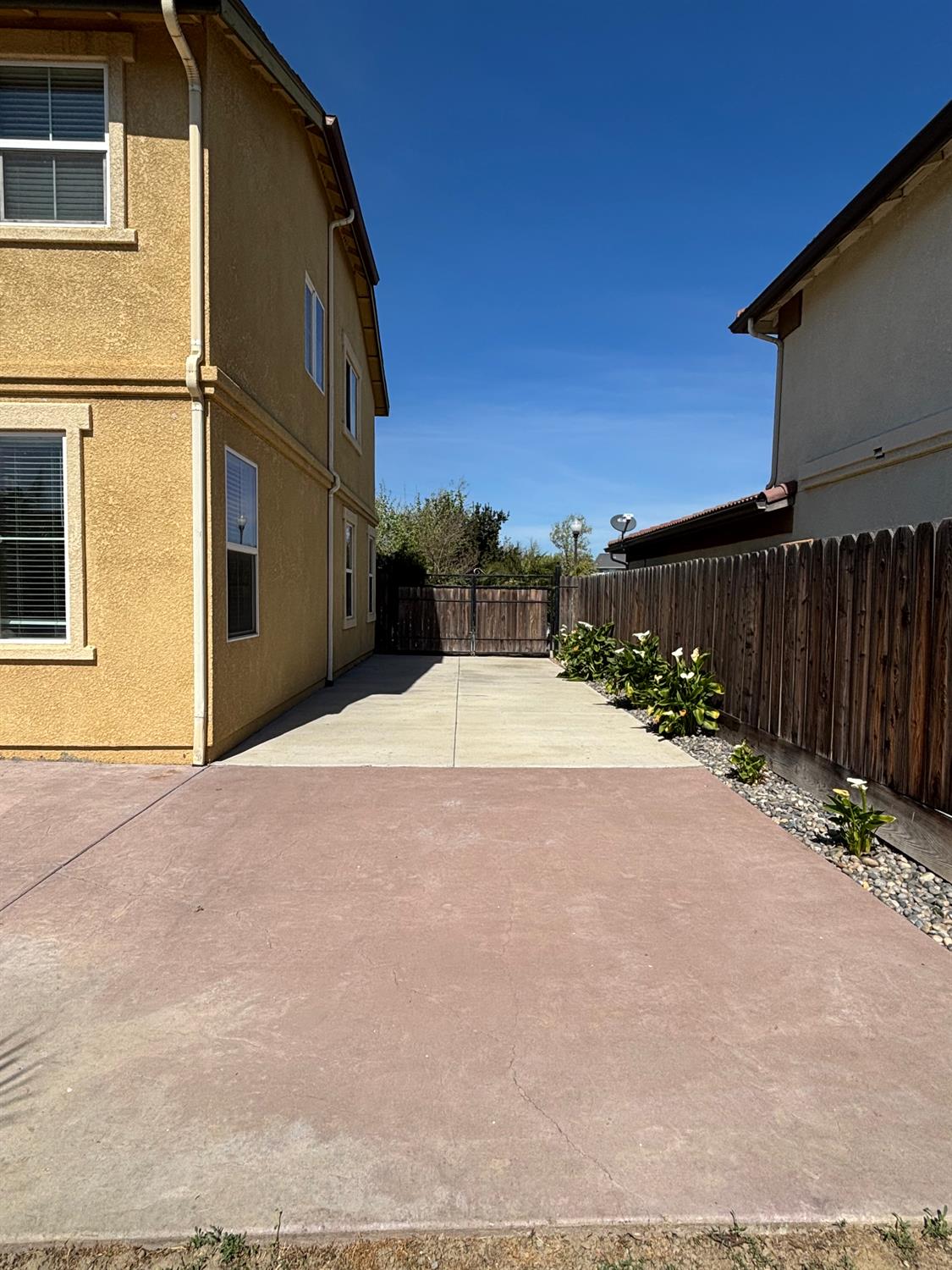 2385 S Creekside Dr, Los Banos, CA 93635