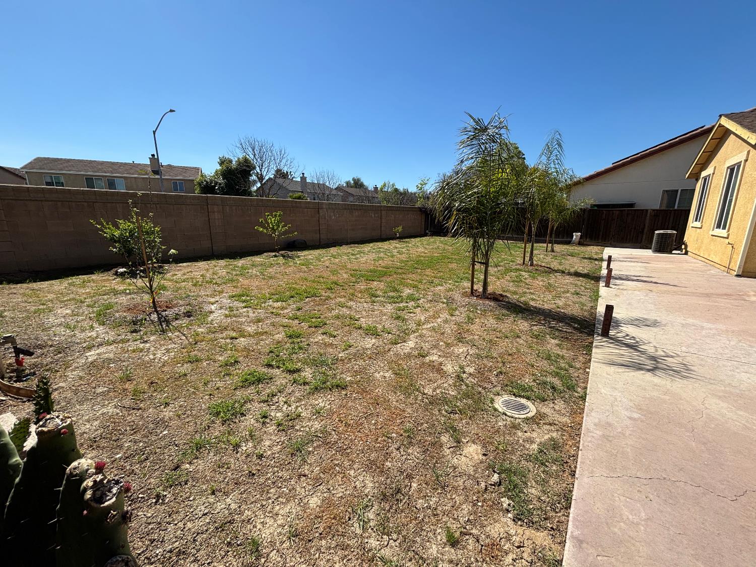 2385 S Creekside Dr, Los Banos, CA 93635
