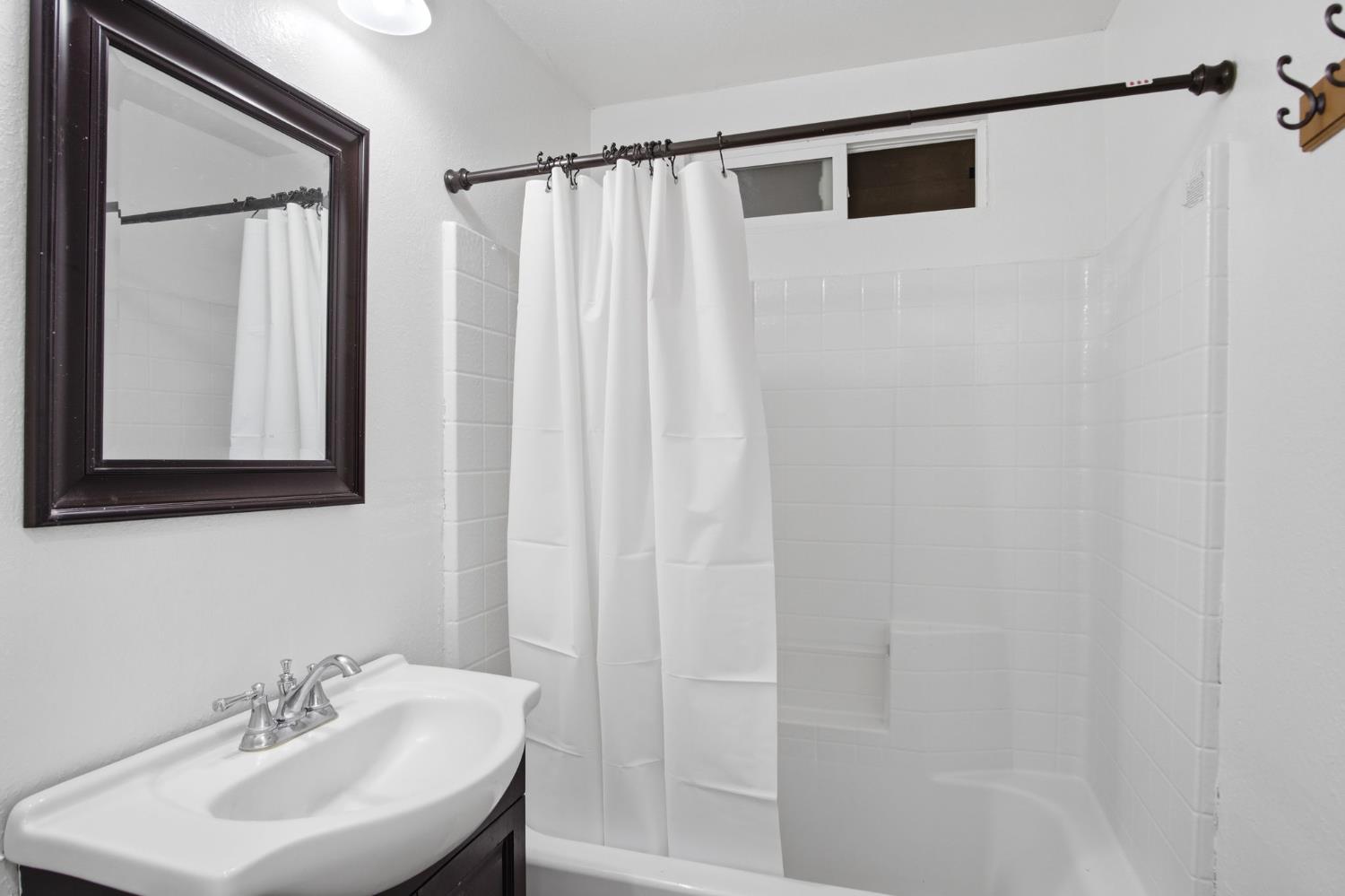 2025 Stoneglen Dr, Newman, CA 95360