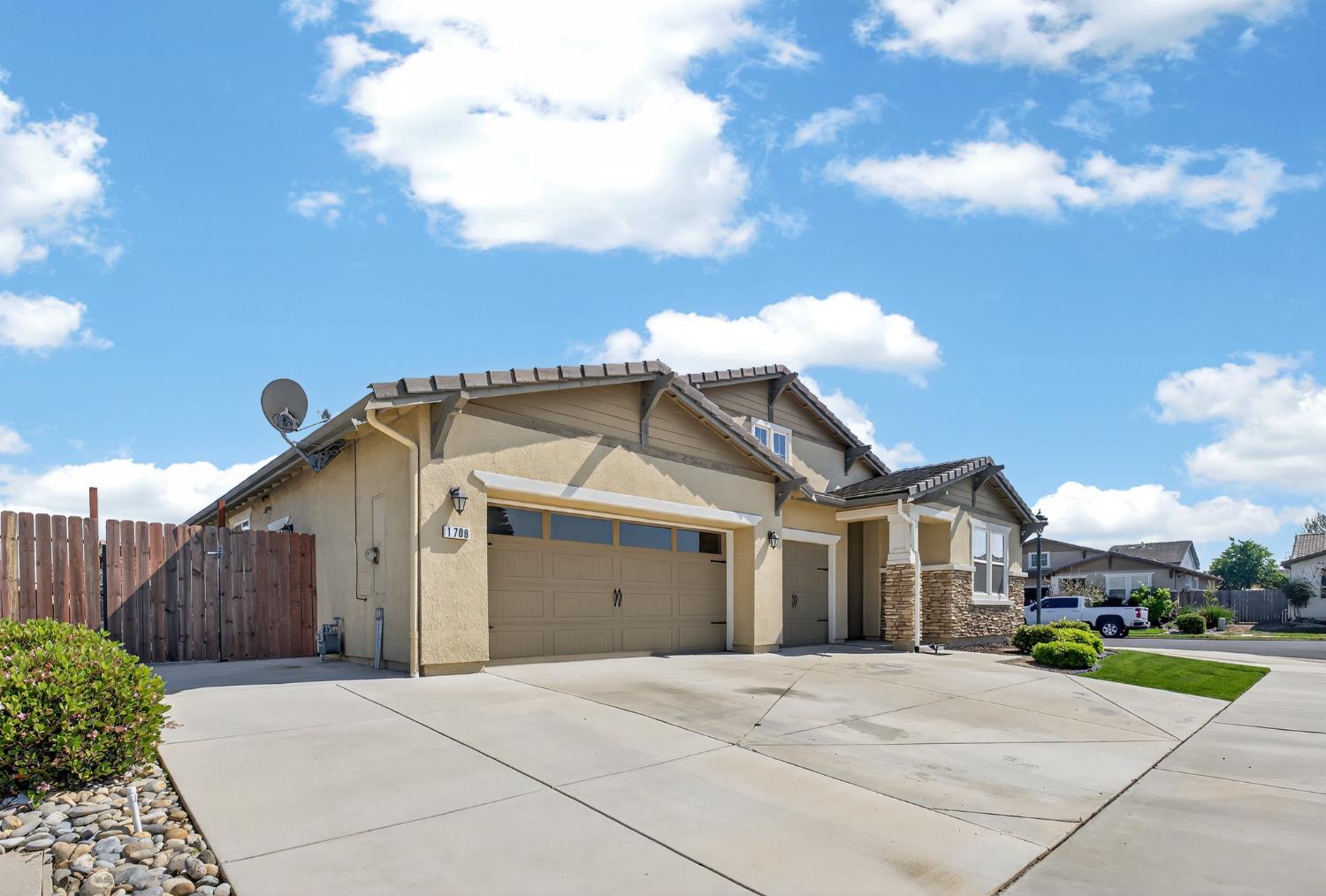 1708 Feathers Ct, Hughson, CA 95326