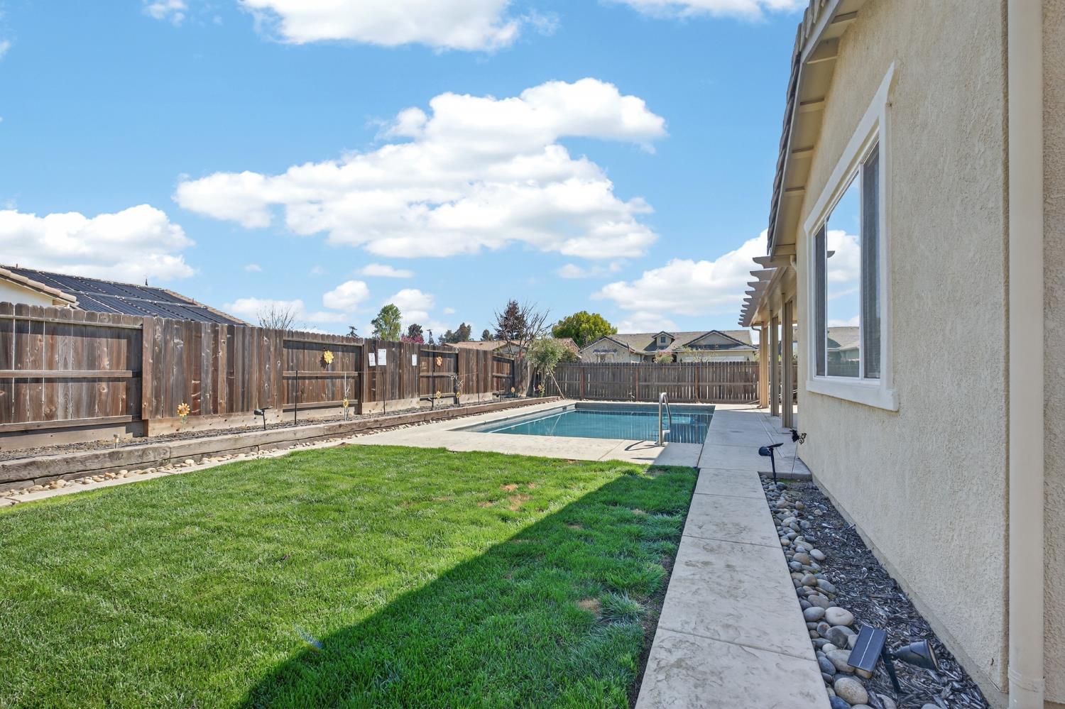 1708 Feathers Ct, Hughson, CA 95326