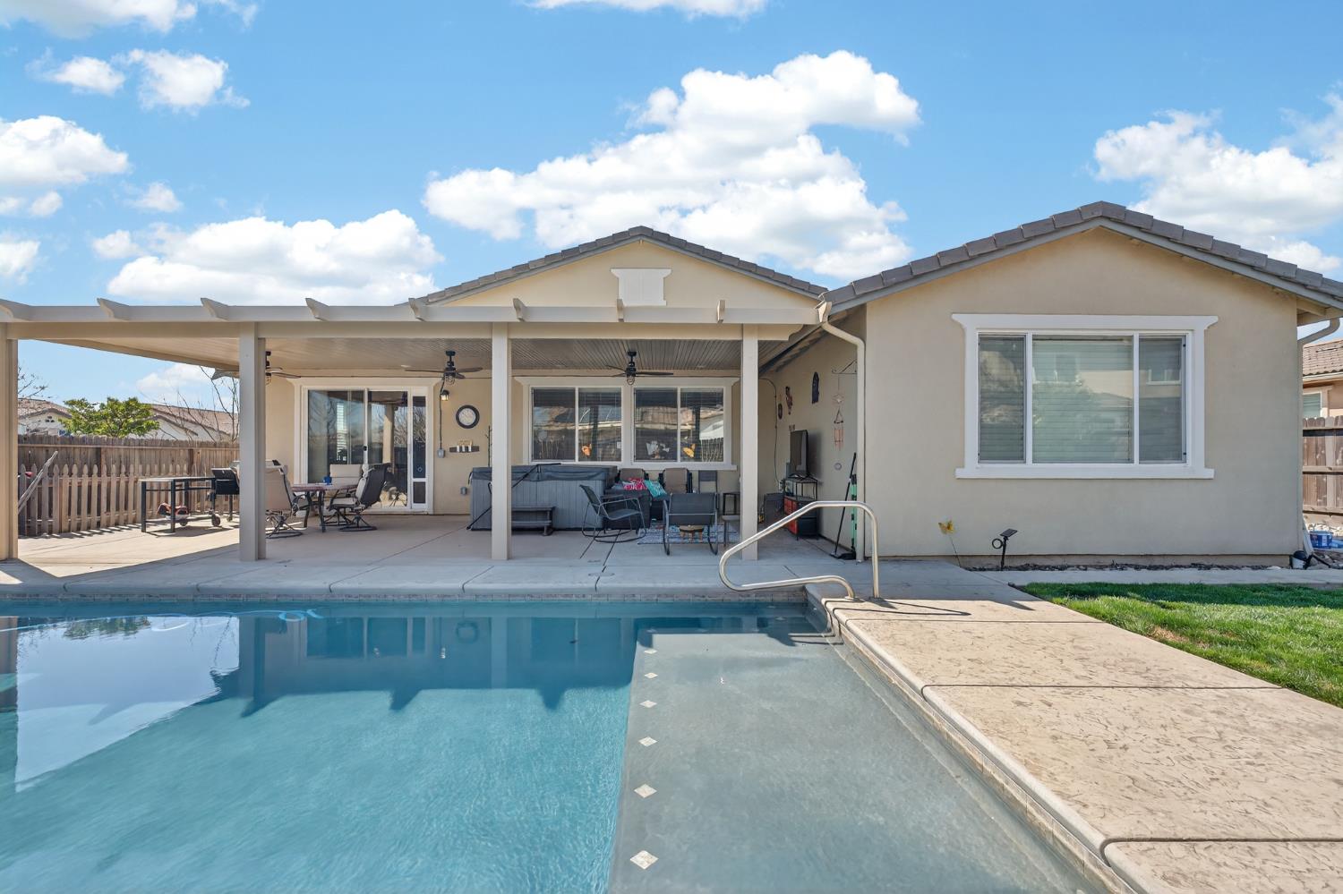 1708 Feathers Ct, Hughson, CA 95326