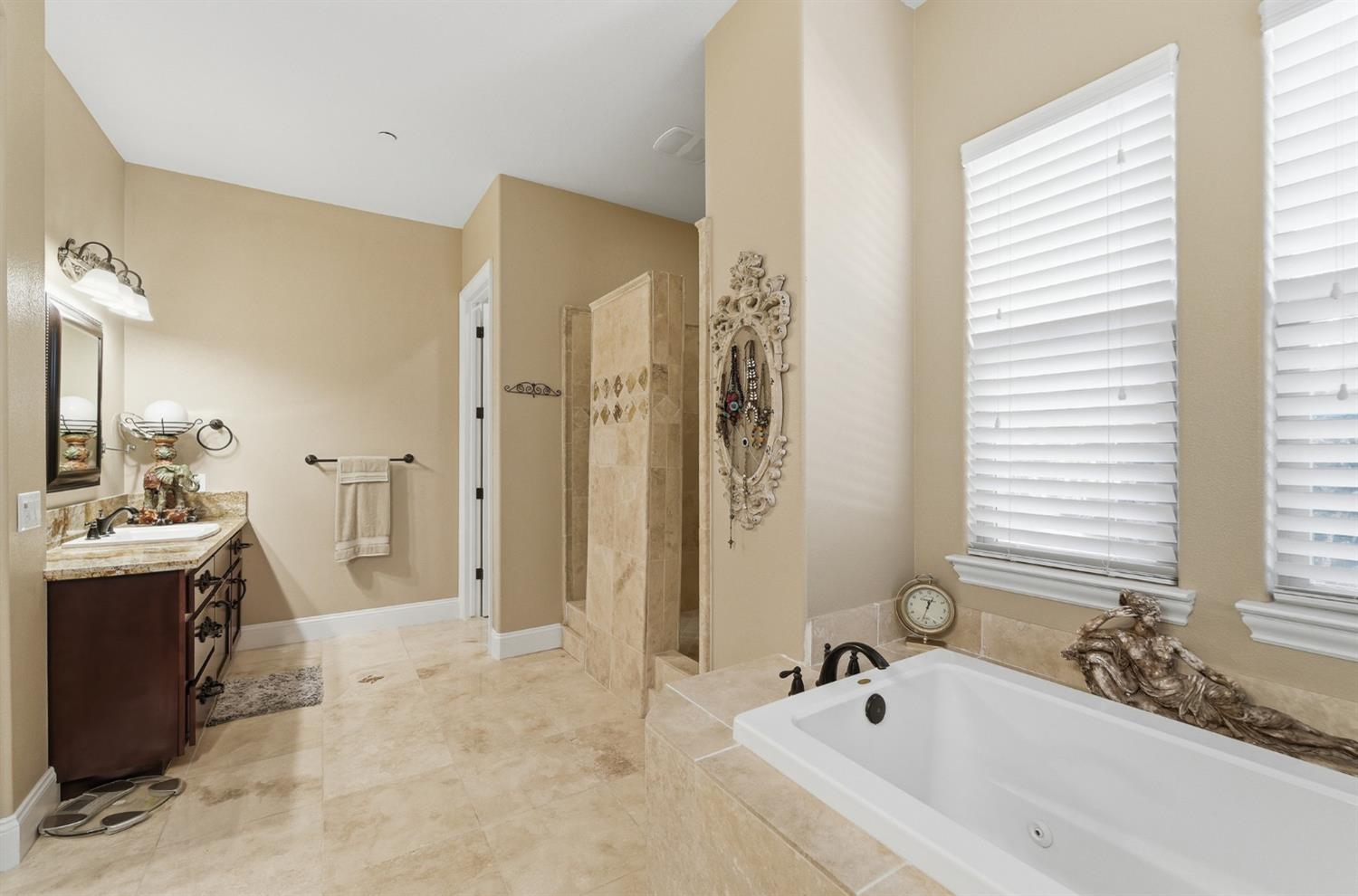 10717 Goldsborough Cir, Oakdale, CA 95361