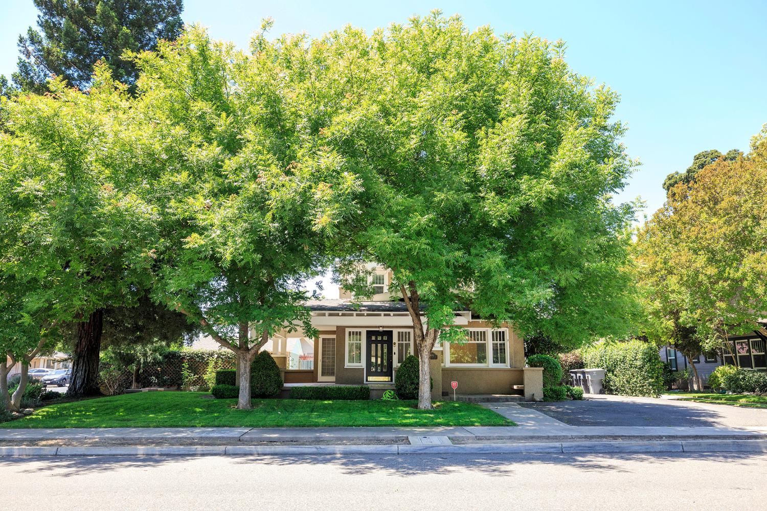 306 California Ave, Oakdale, CA 95361