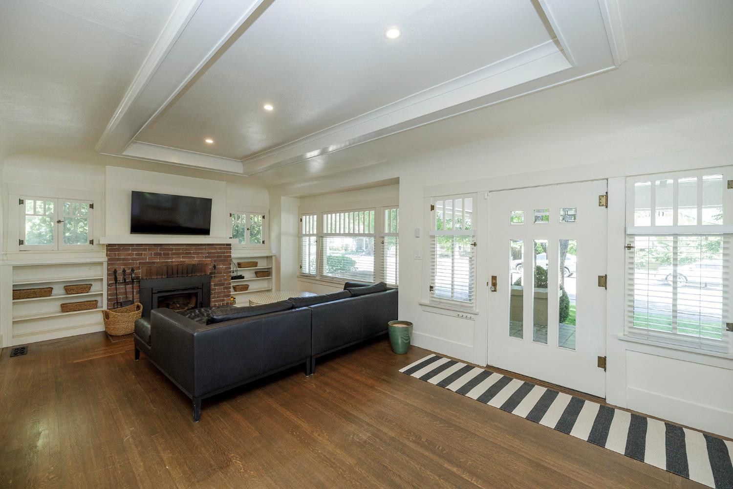 306 California Ave, Oakdale, CA 95361
