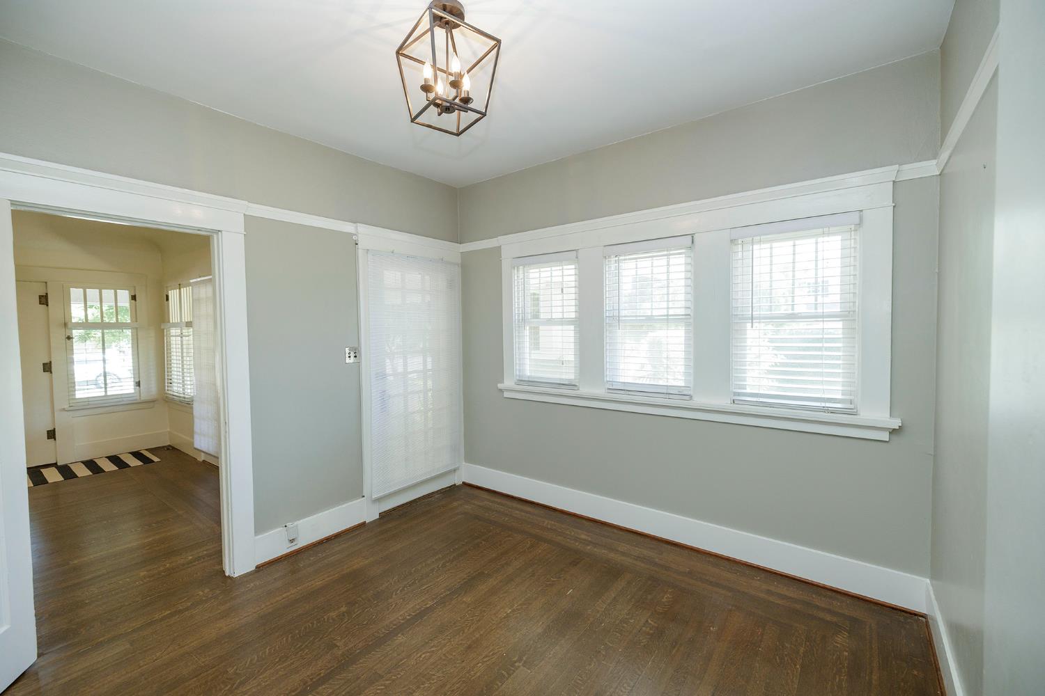 306 California Ave, Oakdale, CA 95361