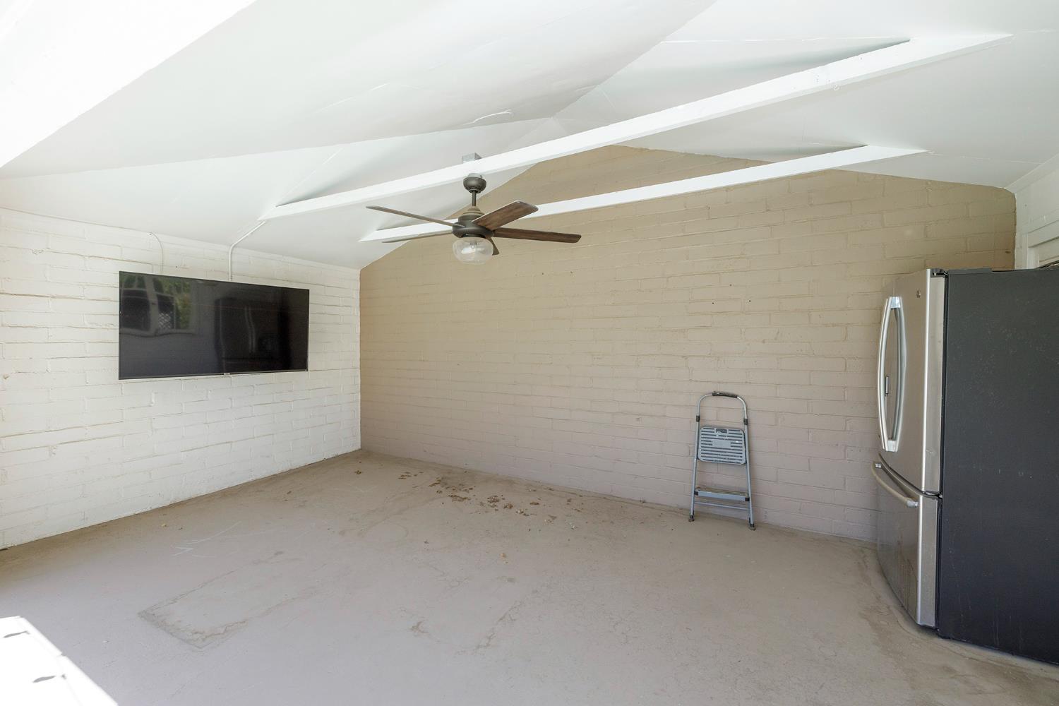 306 California Ave, Oakdale, CA 95361