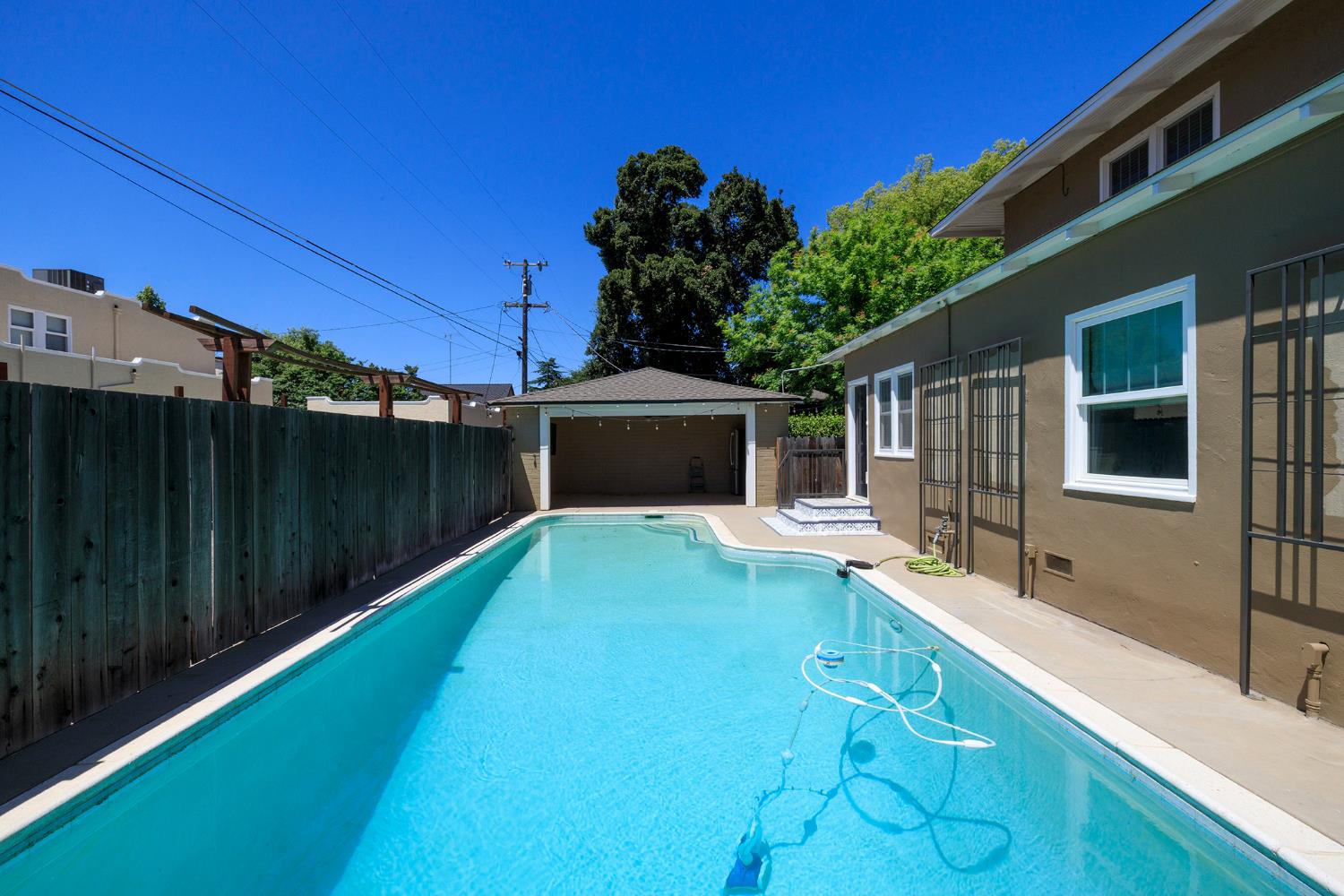306 California Ave, Oakdale, CA 95361