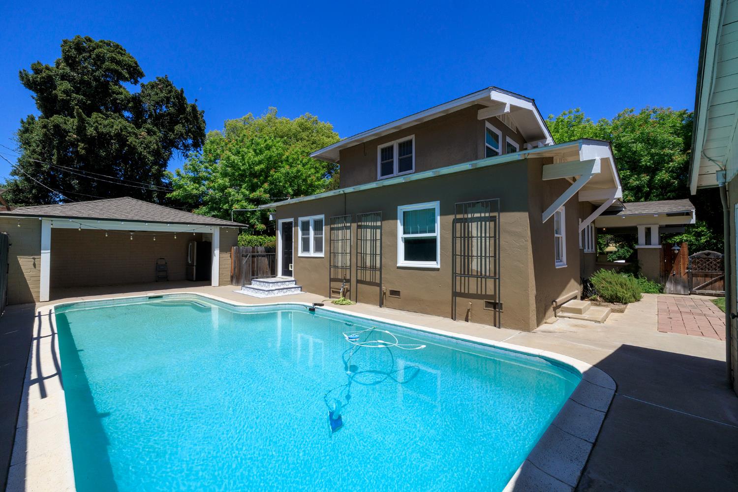306 California Ave, Oakdale, CA 95361