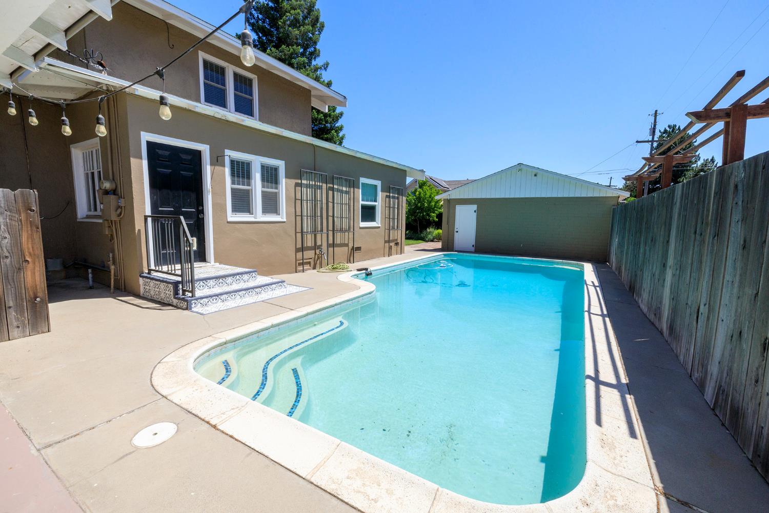 306 California Ave, Oakdale, CA 95361