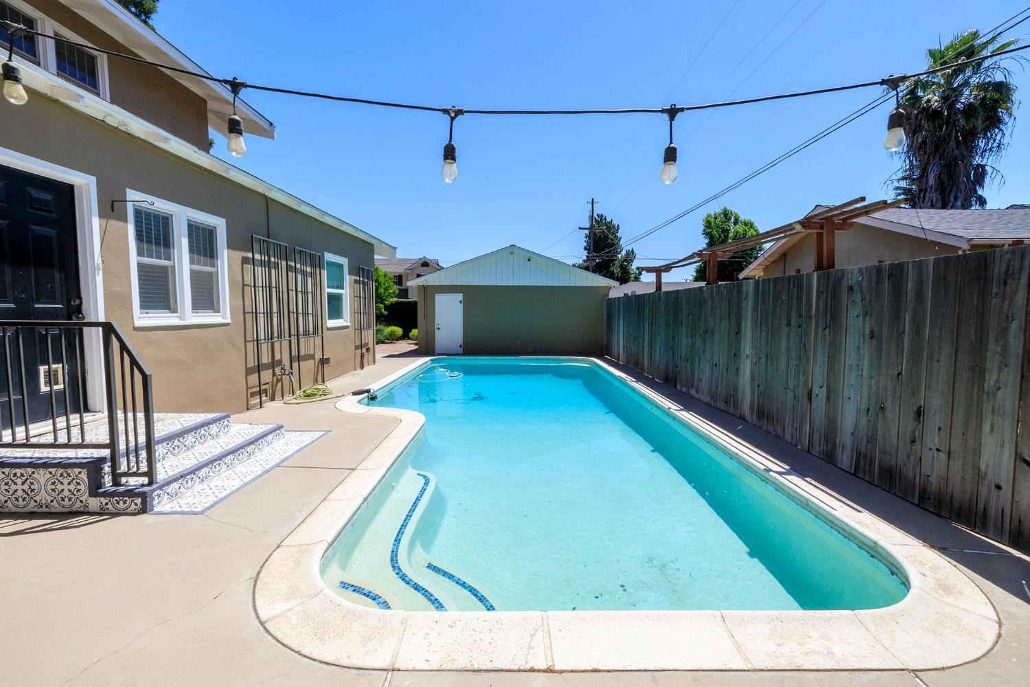 306 California Ave, Oakdale, CA 95361