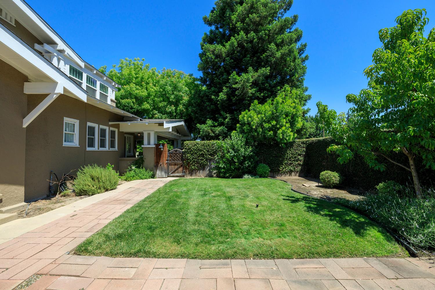306 California Ave, Oakdale, CA 95361