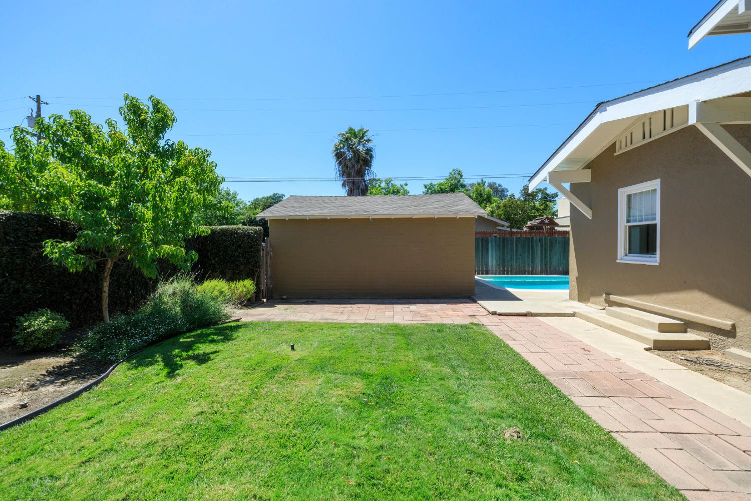 306 California Ave, Oakdale, CA 95361