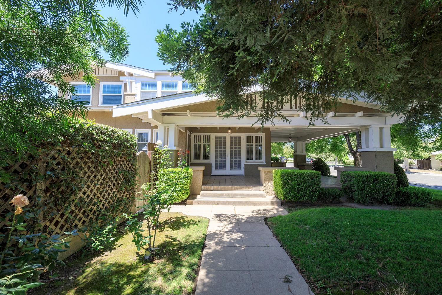 306 California Ave, Oakdale, CA 95361