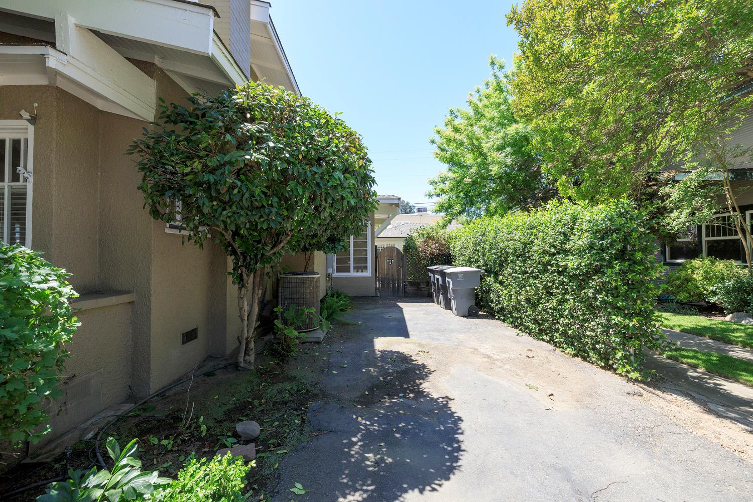 306 California Ave, Oakdale, CA 95361