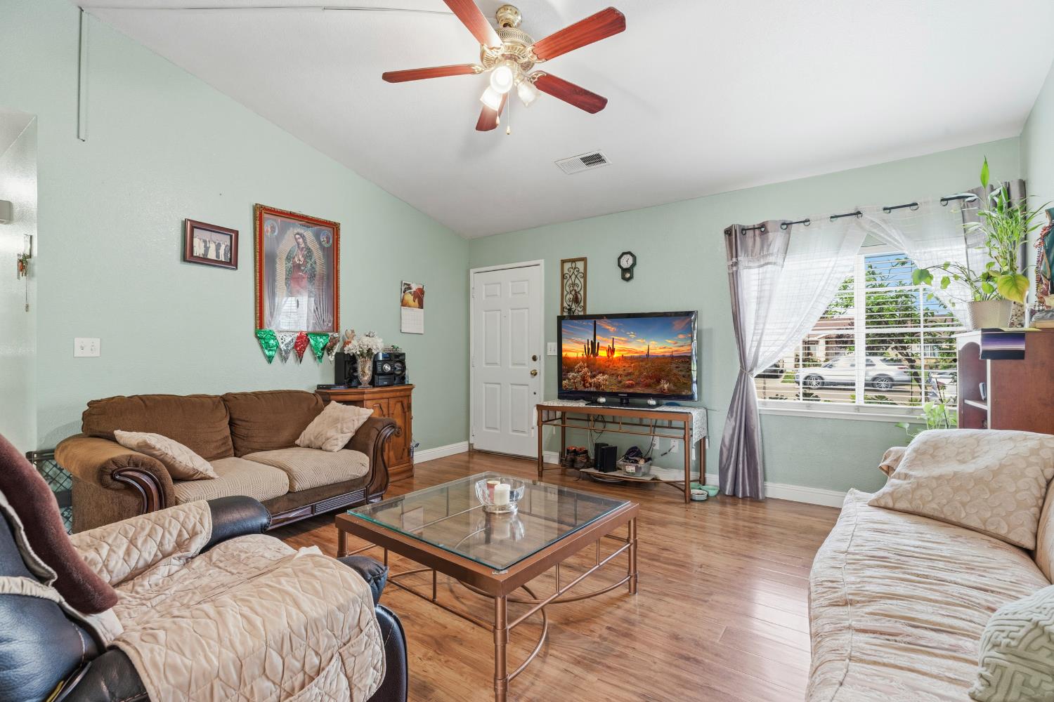 2376 Zinfandel Dr, Livingston, CA 95334