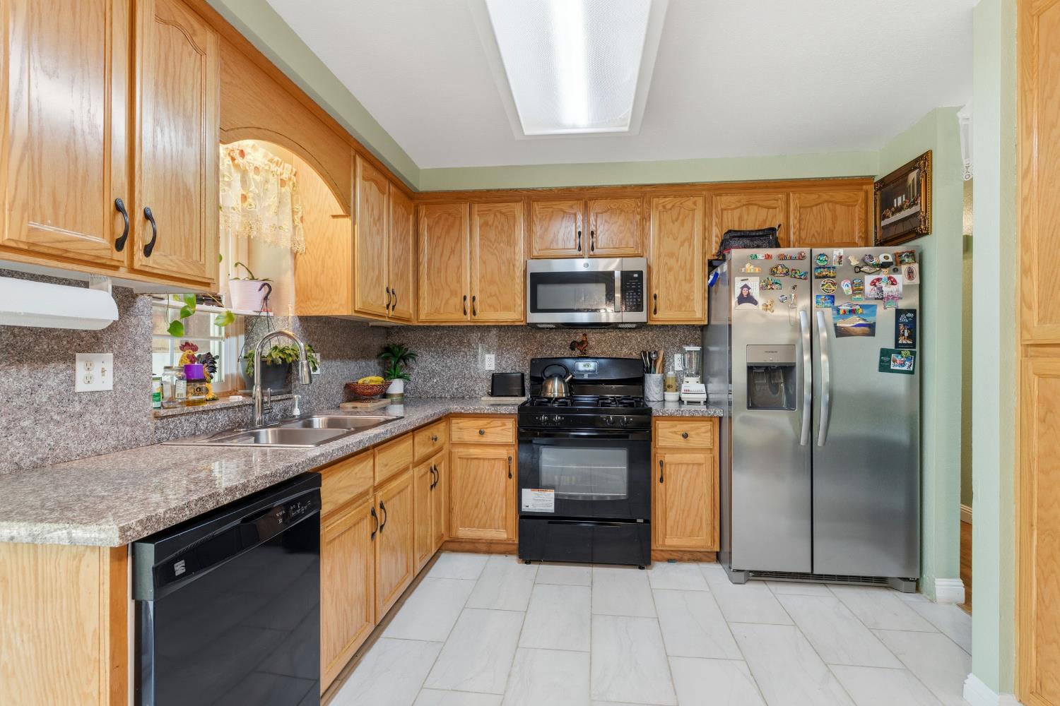 2376 Zinfandel Dr, Livingston, CA 95334