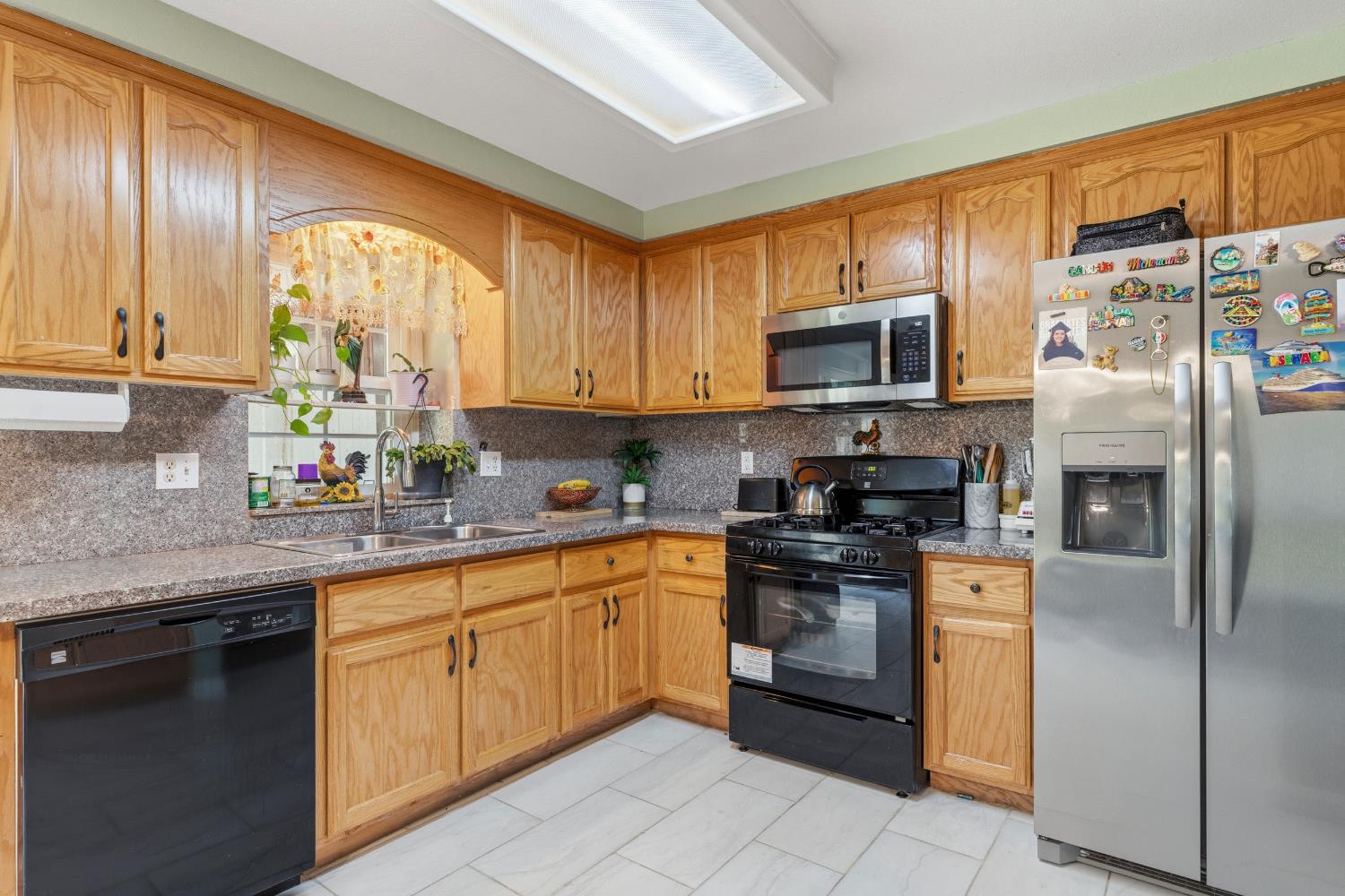 2376 Zinfandel Dr, Livingston, CA 95334