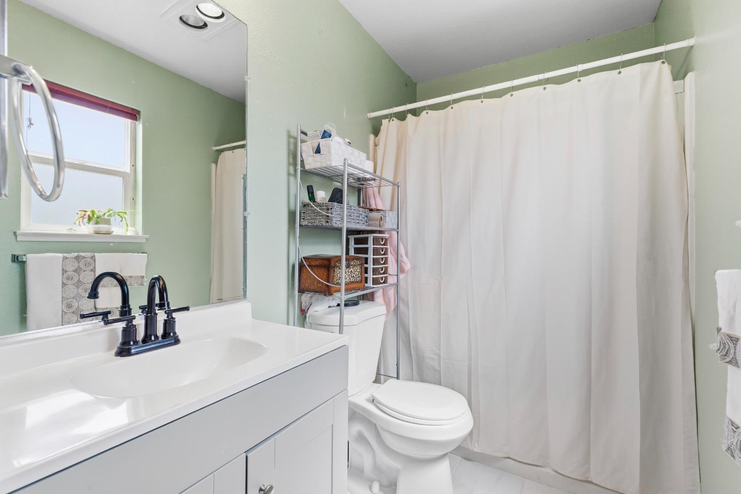 2376 Zinfandel Dr, Livingston, CA 95334