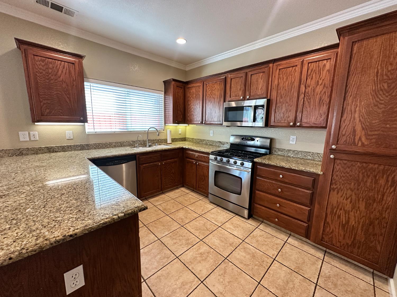 2940 Las Flores Cir, Los Banos, CA 93635