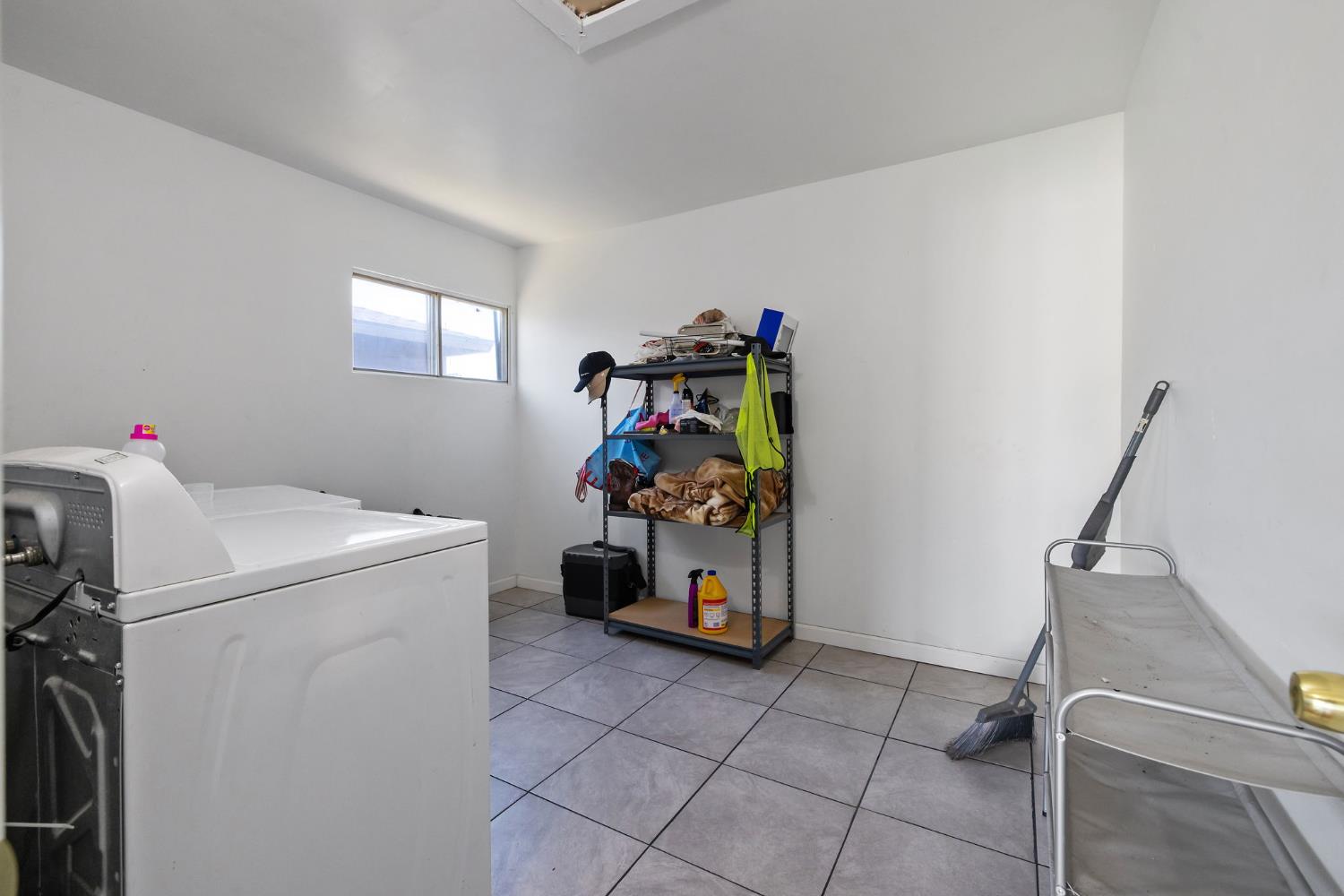 10840 Beverly Dr, Hanford, CA 93230