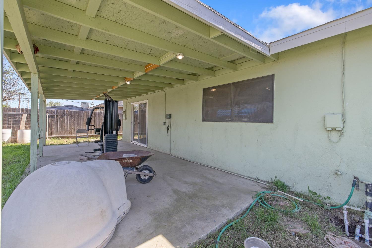 10840 Beverly Dr, Hanford, CA 93230