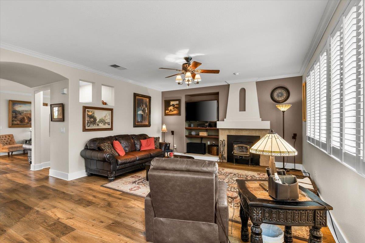 598 Almondcrest St, Oakdale, CA 95361