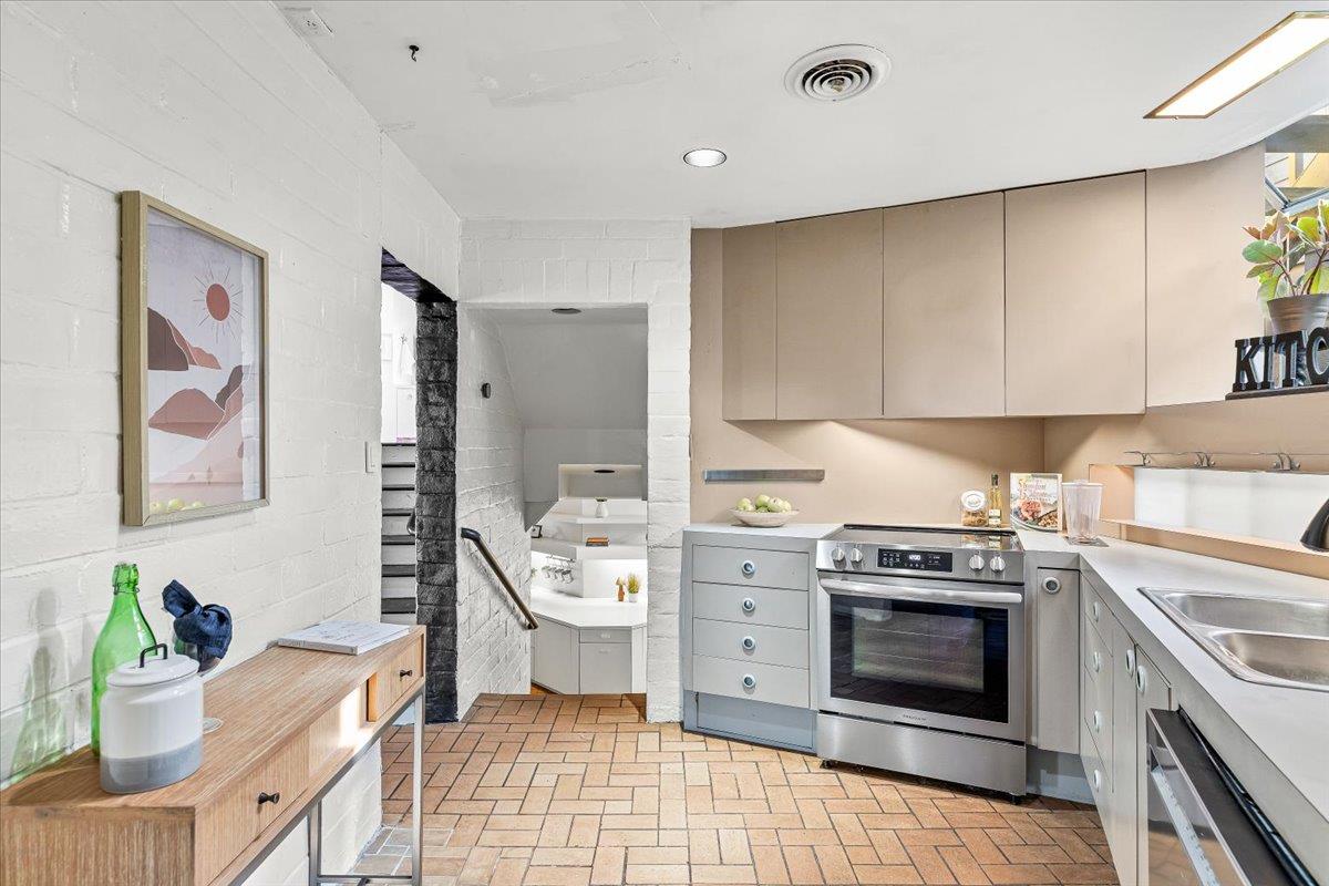 1018 W Morris Ave, Modesto, CA 95350