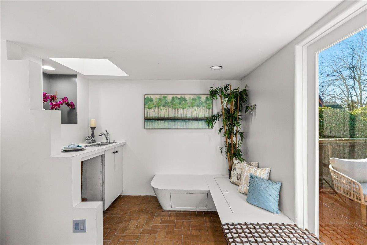 1018 W Morris Ave, Modesto, CA 95350