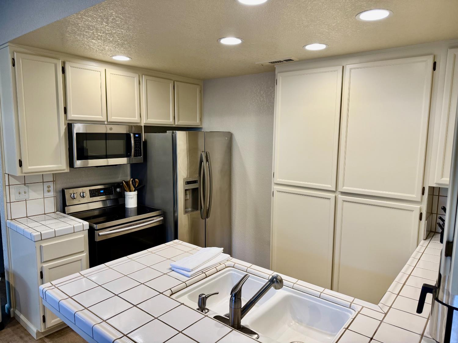 1108 Cedar Creek Dr #1, Modesto, CA 95355