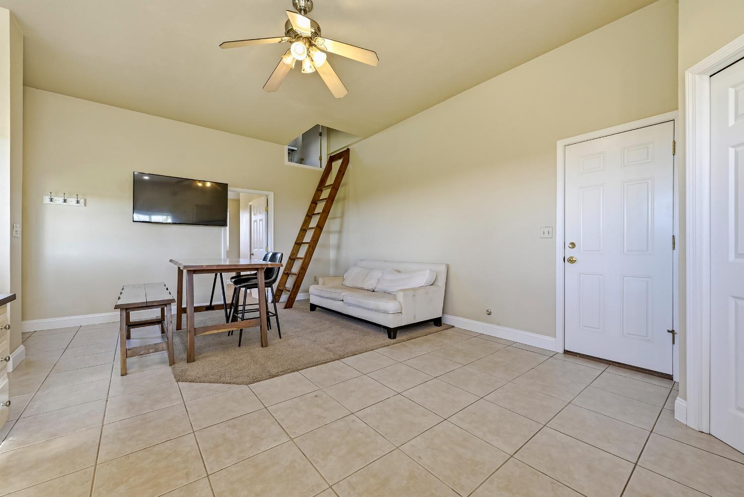 11126 Livingston Cressey Rd, Livingston, CA 95334