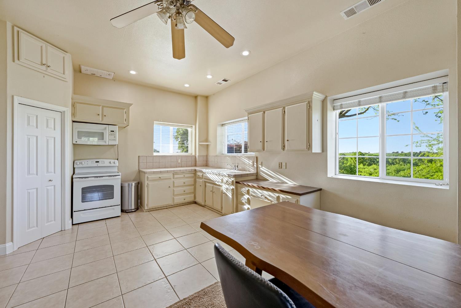 11126 Livingston Cressey Rd, Livingston, CA 95334