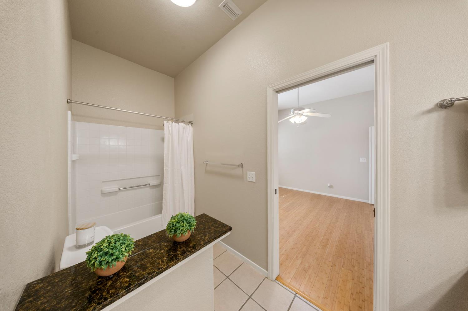 2100 Paramont Way, Modesto, CA 95355