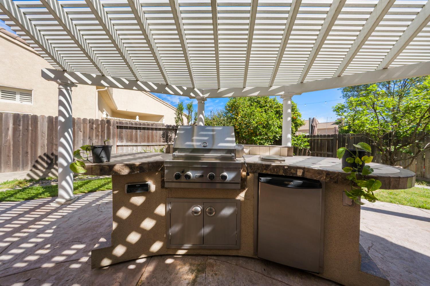 2100 Paramont Way, Modesto, CA 95355