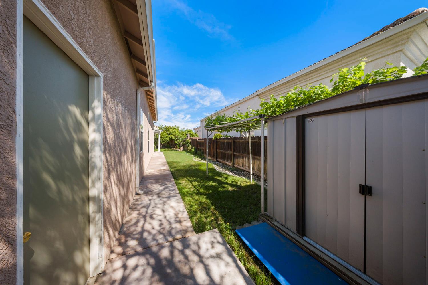 2100 Paramont Way, Modesto, CA 95355