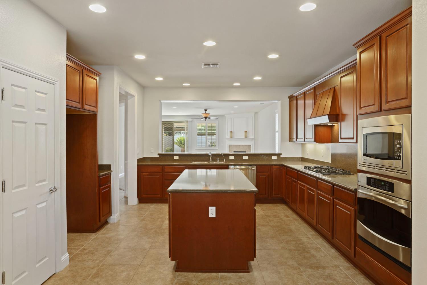 2224 Bellchase Dr, Manteca, CA 95336