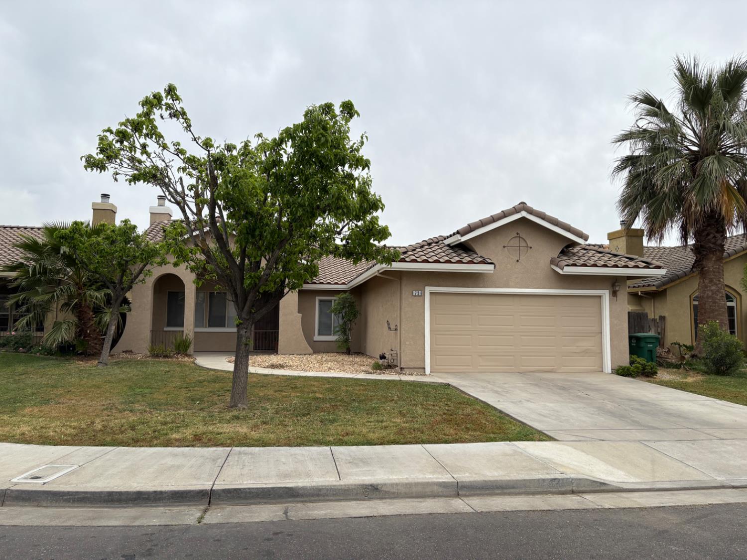 736 Elmwood Dr, Los Banos, CA 93635