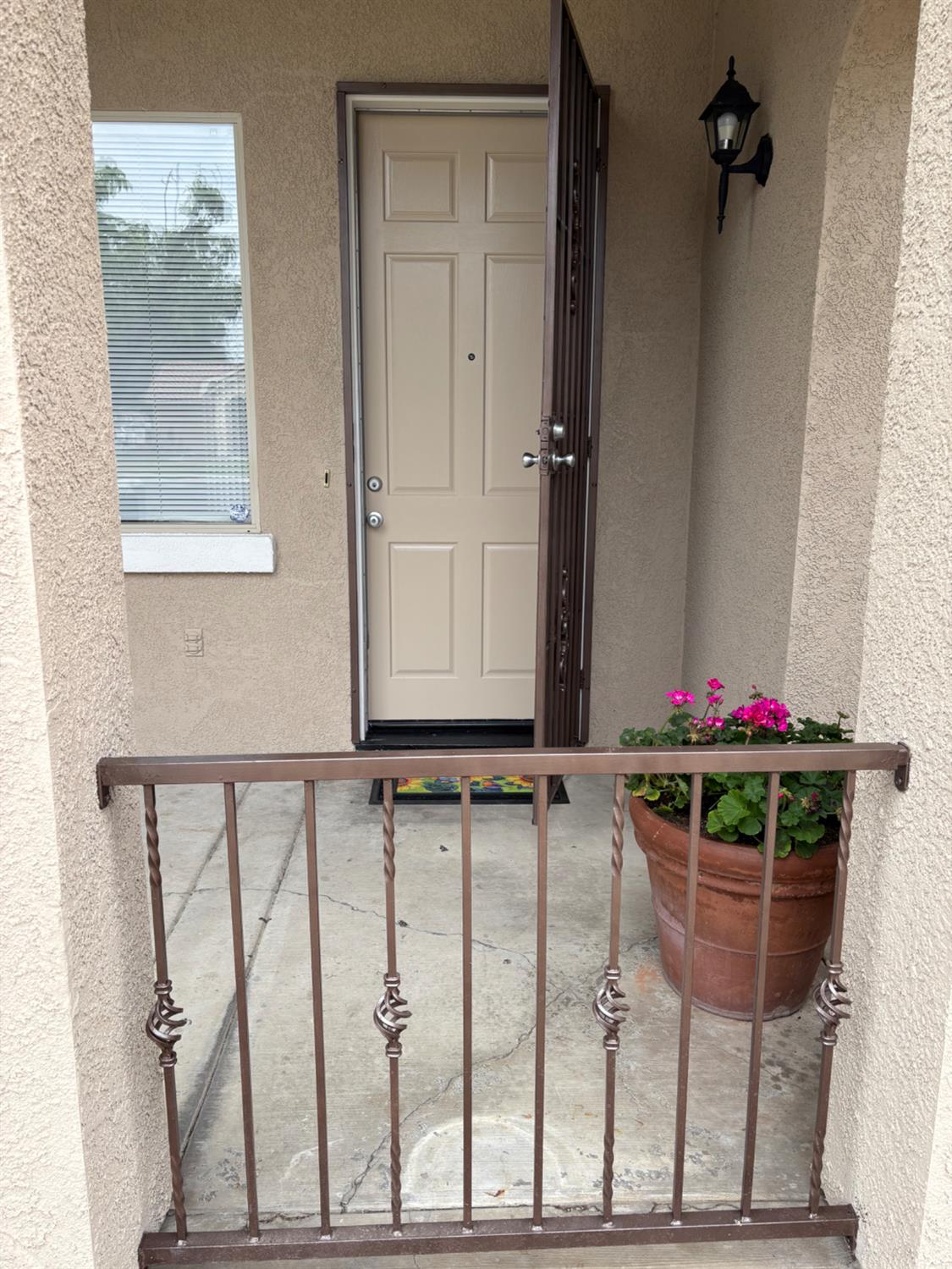 736 Elmwood Dr, Los Banos, CA 93635