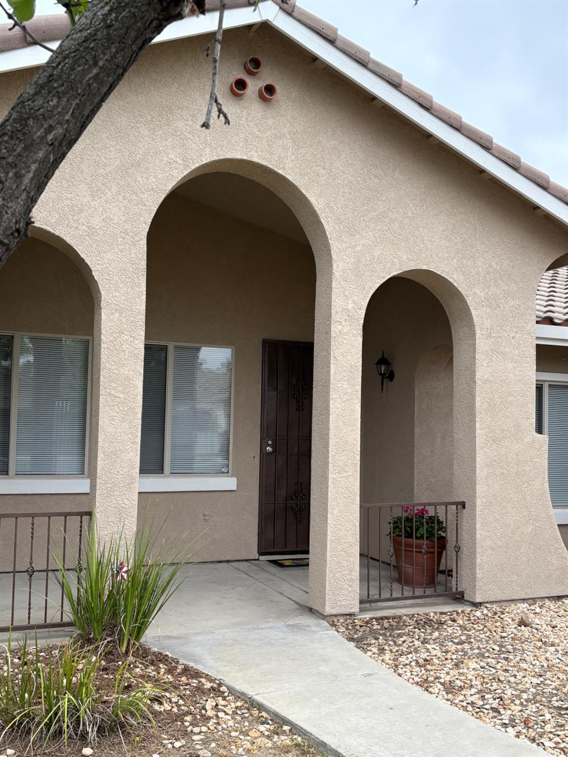 736 Elmwood Dr, Los Banos, CA 93635